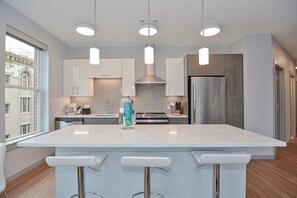 Luxury Apartment, 2 Bedrooms | Private kitchen