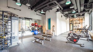 Une salle de sport équipée de matériel d’exercice, de tapis de course et d’appareils de musculation.