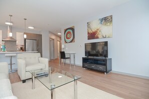 Escritorio y espacio para trabajar con laptop 