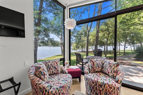Welcome to The Cardinal Cottage at Sunrise Point 🌅<br><br>Escape to the serene beauty of Cedar Creek Lake in the Cardinal Cottage, where modern design meets nature's tranquility. Whether you're here to unwind, get active, or simply enjoy some epic l