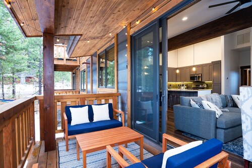 Stylish Luxury Townhouse - Walk to Downtown, A/C!