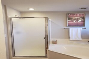 Serviettes fournies, savon, papier toilette