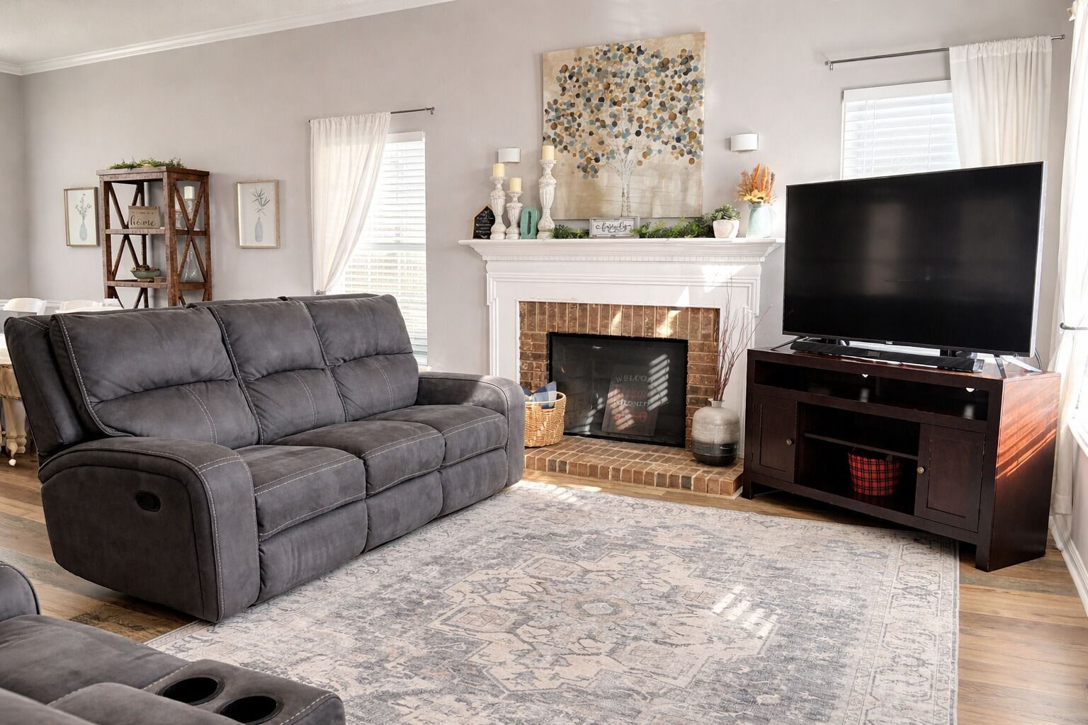 Smart TV, computer monitors