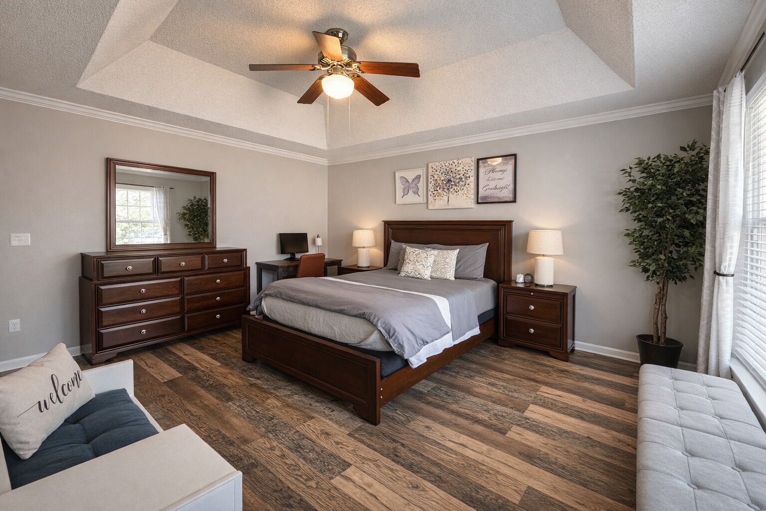 3 slaapkamers, een bureau, een strijkplank/strijkijzer, reisbedje