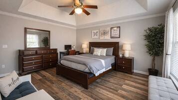 3 slaapkamers, een bureau, een strijkplank/strijkijzer, reisbedje