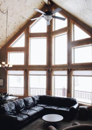 TV connectée, cheminée, lecteur de DVD, baby-foot