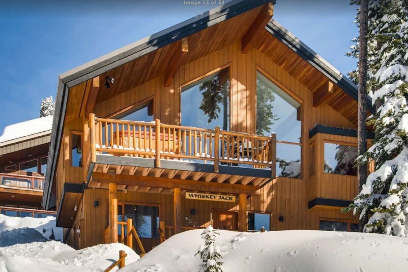 Une cabane en bois dotée d’un balcon et d’une enseigne sur laquelle on peut lire « Whiskey Jack ».