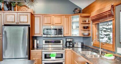 Massive Views, Ski-In/Out *Nordic Spa - Hot Tub & Sauna* BBQ, Games, Sleeps 12