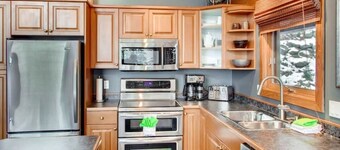 Massive Views, Ski-In/Out *Nordic Spa - Hot Tub & Sauna* BBQ, Games, Sleeps 12