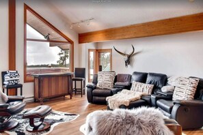 Smart TV, fireplace, video games, DVD player - Massive Views, Ski-In/Out *Nordic Spa - Hot Tub & Sauna* BBQ, Games, Sleeps 12 (Beaverdell)