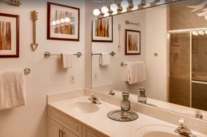 Douche, baignoire à jets, sèche-cheveux, serviettes fournies