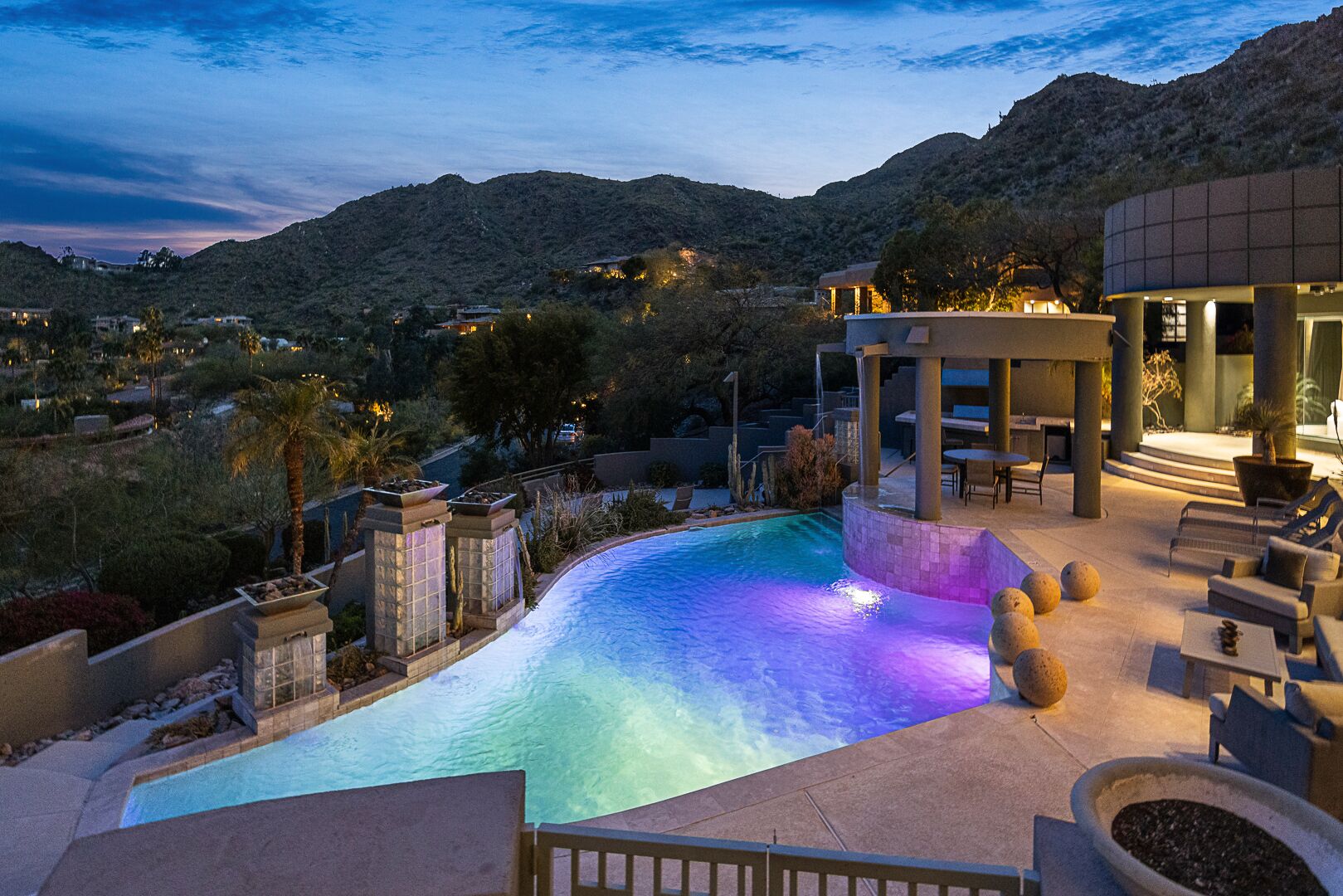Paradise Valley Mansion - Luxury Pool, Home Theater & Billiards Room!