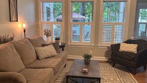 A living room with a sofa, a coffee table, and a patterned rug. - Fenced yard close to downtown Wake Forest and 20 min to Raleigh (Wake Forest)