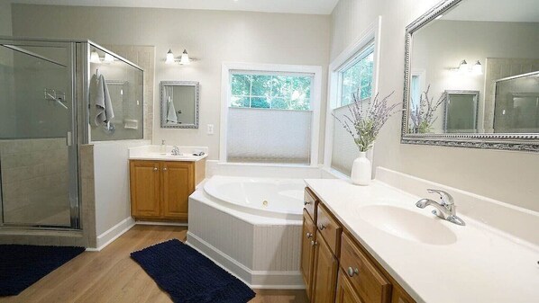 Combined shower/tub, jetted tub, hair dryer, towels