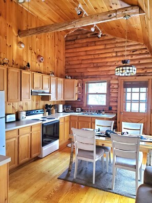 Fridge, microwave, oven, stovetop - Our happy place - Spectacular views and wildlife! (Hadley)