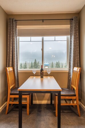 Family Studio Suite | In-room dining - Banff Boundary Lodge Mountainview Studio (Harvie Heights)