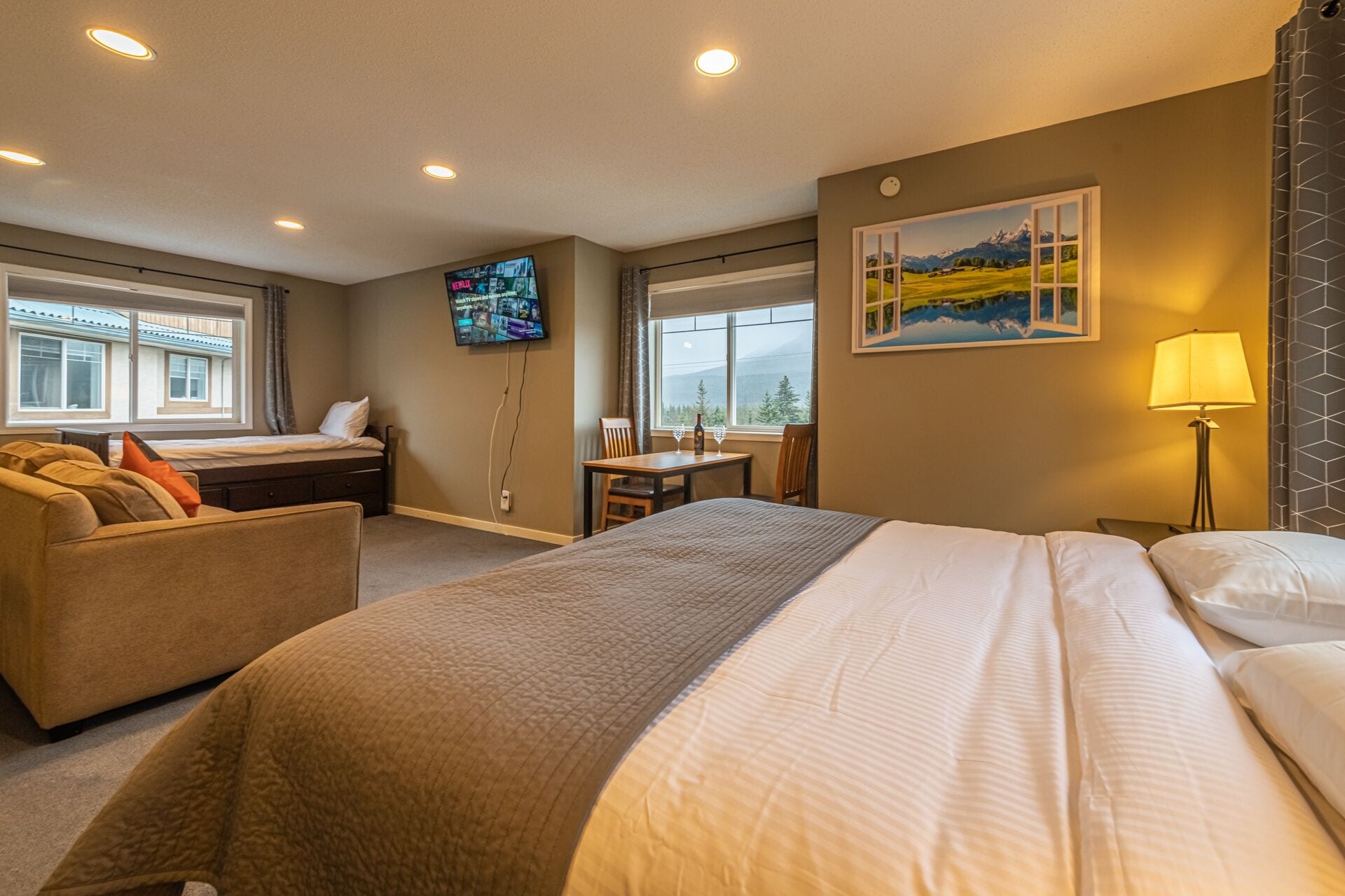 Family Studio Suite | Living area | Flat-screen TV, fireplace, Netflix, streaming services