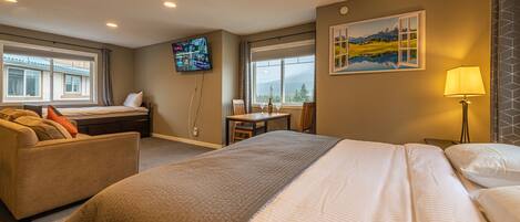 Family Studio Suite | Living area | Flat-screen TV, fireplace, Netflix, streaming services