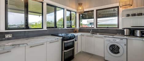 Frigorífico, microondas, horno y placa de cocina