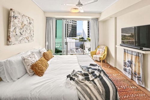 Stunning Waterfront Retreat in the Heart of Cairns