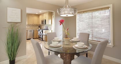 Diamond of the Desert! Stunning Sunrise Country Club Condo Golf anyone!
