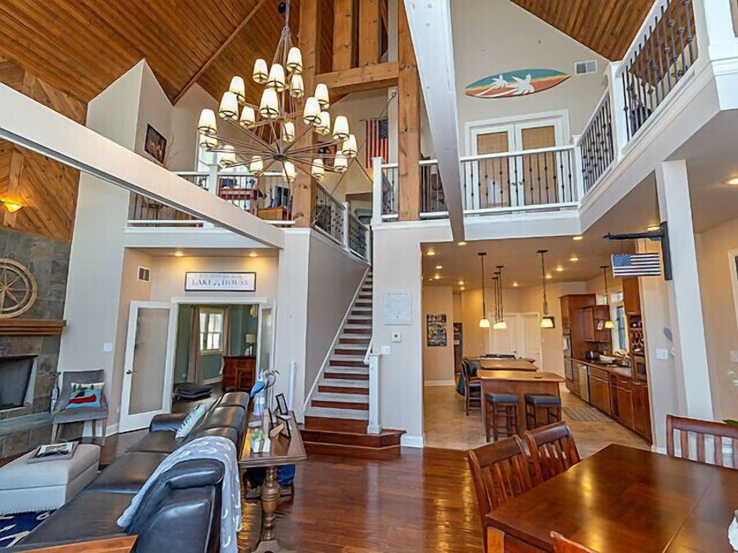 Lakehome🏡🌊Big View 👀 Monster Deck ✌🏼Fire Pits🔥 Boat Dock 🚤 Loft Office 👨🏻‍💻 Kayaks 🚣🏼‍♀️