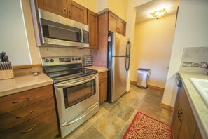 特色公寓式客房, 1 间卧室, 阳台, 庭院景观 (Quicksilver 1639) | 私人厨房 | 大冰箱、微波炉、烤箱、炉灶