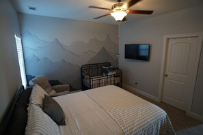 5 bedrooms, iron/ironing board, WiFi, bed sheets - Masters Rental With Water Views (Evans)