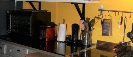 Frigorifero, microonde, forno, piano cottura