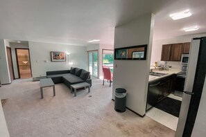 Condo, 1 Queen Bed with Sofa bed, Courtyard View (Flying Dutchman 1190) | Private kitchen