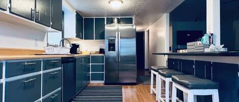 Réfrigérateur, micro-ondes, four, plaque de cuisson