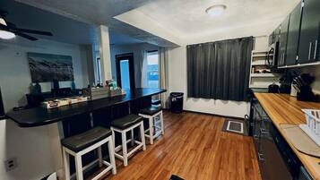 Refrigerador, microondas, horno, placa de cocina