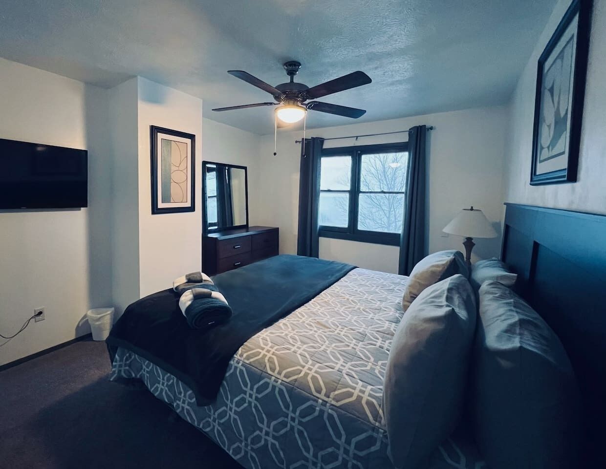 5 chambres, bureau, fer et planche à repasser, lit parapluie