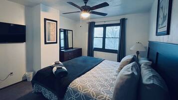 5 chambres, bureau, fer et planche à repasser, lit parapluie