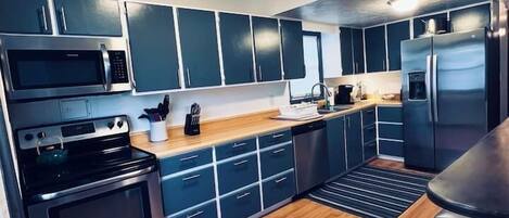 冷蔵庫、電子レンジ、オーブン、コンロ