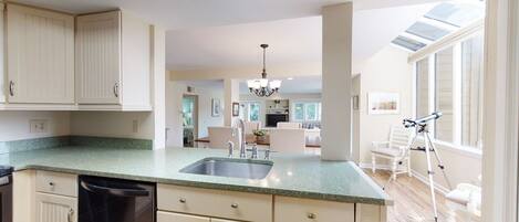 ثلاجة، ميكروويف، فرن، موقد طهي مسطح