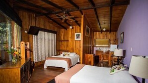 Eine Holzhütte mit zwei Schlafzimmern, einer Küche und einem Essbereich.
