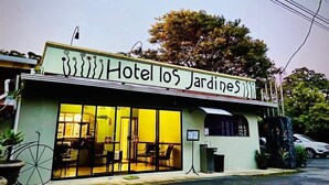 Ein Gebäude mit einem Schild, auf dem „Hotel Los Jardines“ steht.