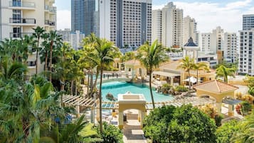 Innendørsbasseng og 2 utendørsbassenger