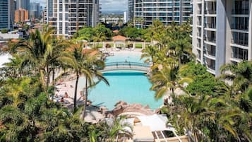 Una piscina cubierta, 2 piscinas al aire libre