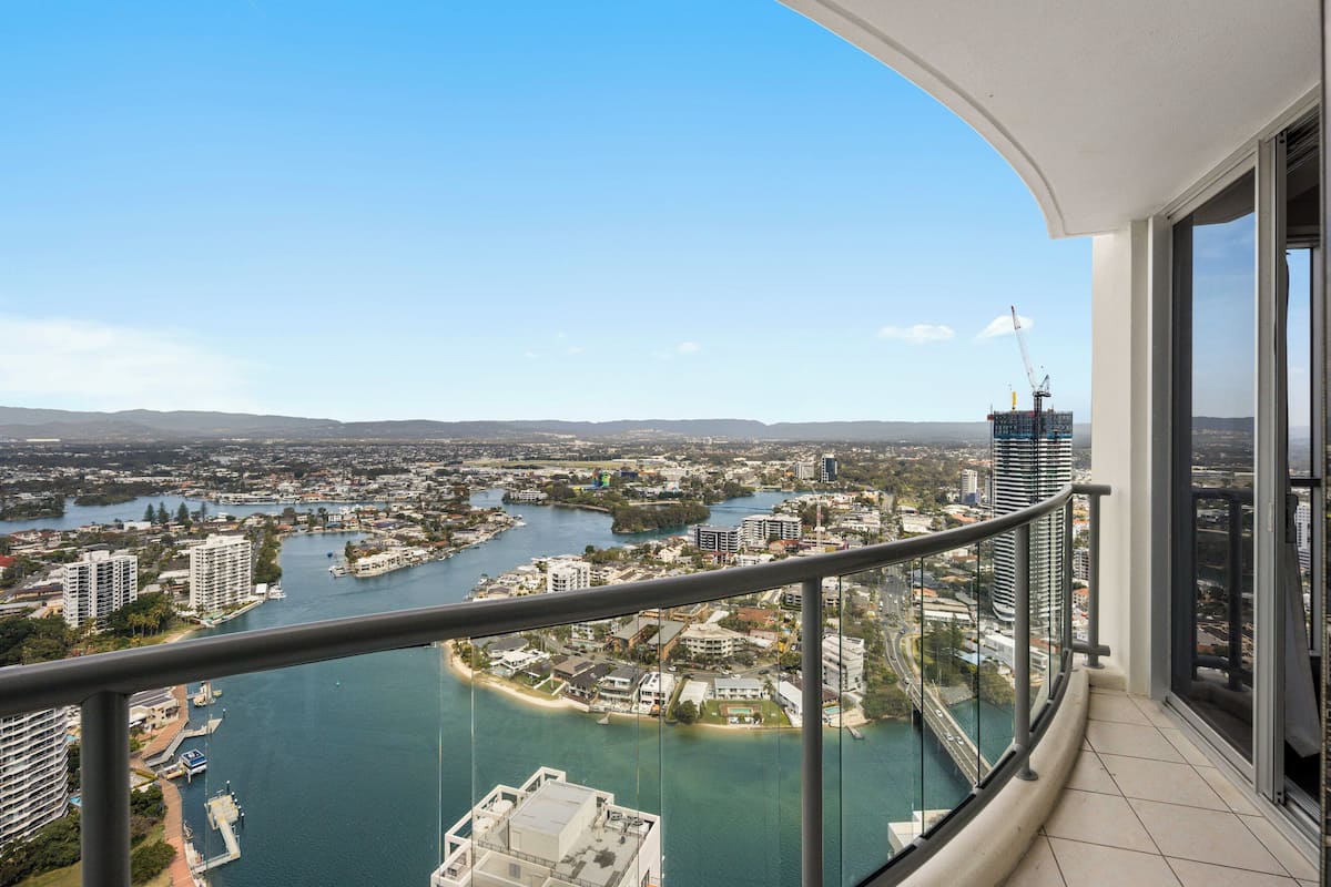Three-Bedroom Apartment with Ocean View (High Floor) | Terrace/patio