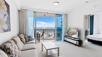 Apartamento, 2 habitaciones, vistas al mar (High Floor) | Zona de estar | Televisión de pantalla plana de 40 pulgadas con canales digitales