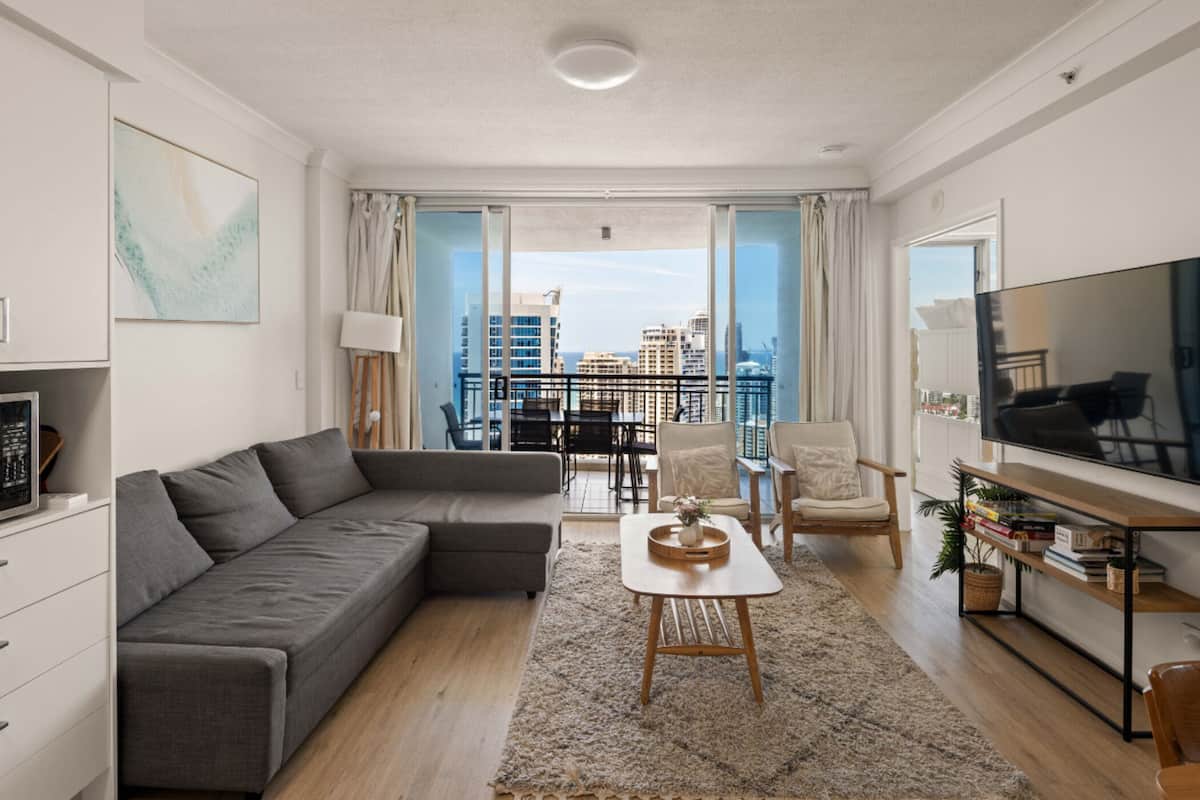 Apartamento, 2 quartos, vista para a cidade | Área de estar | TV de tela plana 40 polegadas com canais digitais, TV