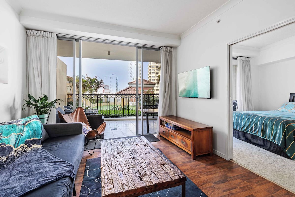 Apartemen Comfort, 1 kamar tidur, pemandangan kota | Area keluarga | Televisi layar datar 40-inci dengan saluran TV digital dan TV