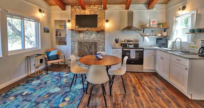 Delightful Cottage for 4 Guests in Canyon Lake!