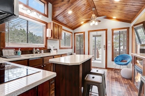 Réfrigérateur, micro-ondes, plaque de cuisson, cafetière/bouilloire