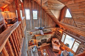 Tv, eldstad och kontor