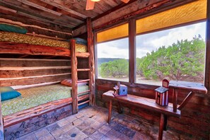 2 bedrooms, desk, WiFi, bed sheets