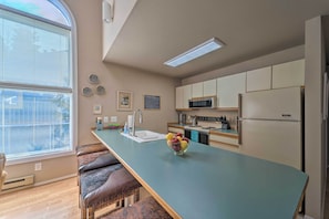 Kylskåp, mikrovågsugn, spishäll och diskmaskin