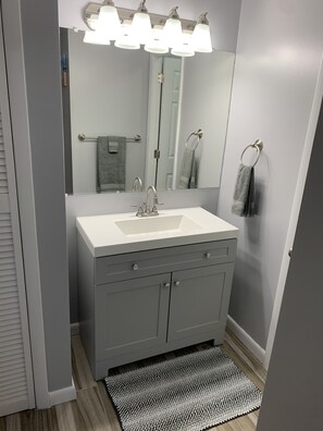 Badewanne, Haartrockner, Handtücher, Seife